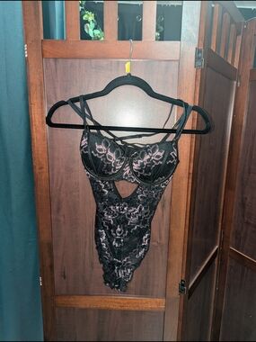 La Vie En Rose Black Lace Floral Strappy Teddy